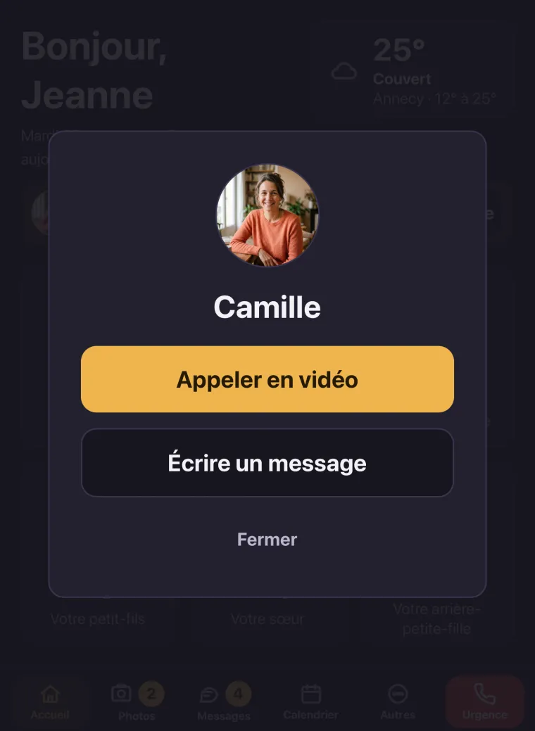 Sur l'iPad, la fiche de Camille ouverte après avoir touché sa photo : sa photo en grand, son prénom, un bouton « Appeler en vidéo », un bouton « Écrire un message » et « Fermer ».