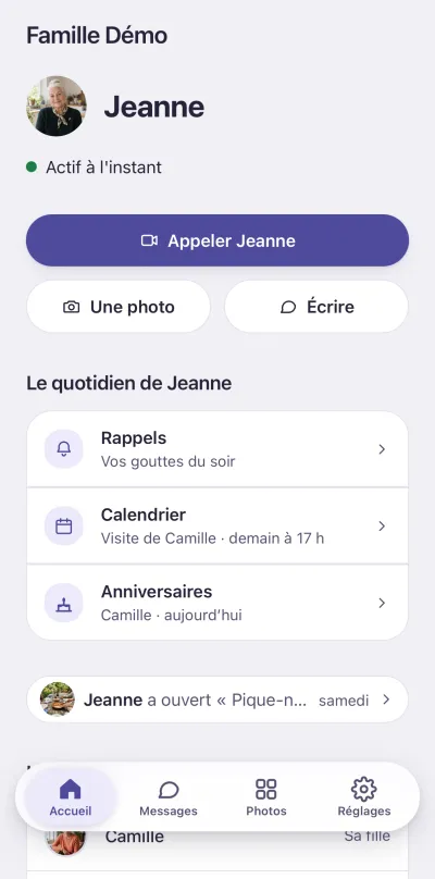 L'application Hello Pamy sur iPhone, côté famille : la photo de Jeanne, active à l'instant, avec les boutons « Appeler Jeanne », « Une photo » et « Écrire ». Dessous, le quotidien de Jeanne — ses gouttes du soir, la visite de Camille demain à 17 h, l'anniversaire de Camille aujourd'hui — et la dernière photo qu'elle a ouverte, samedi.